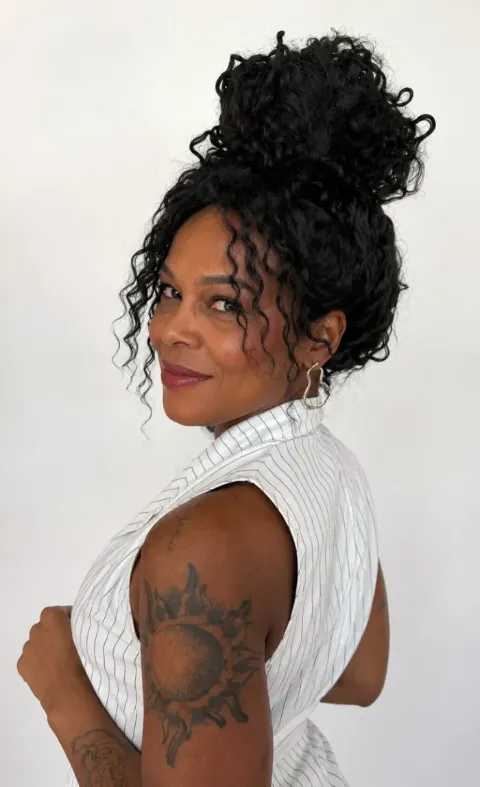 Wig Giva, Castanho escuro · cacheado com volume